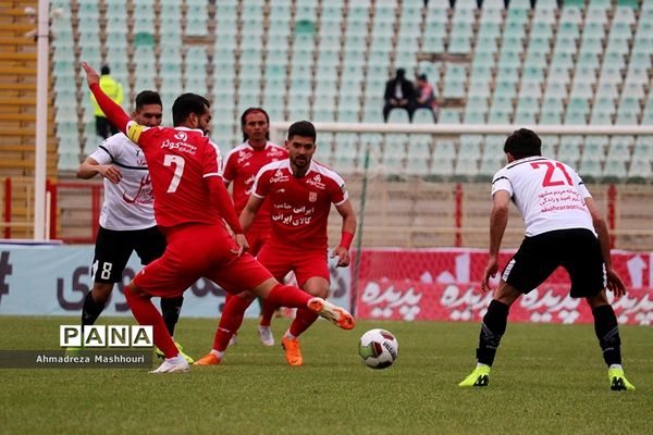 دیدار دو تیم تراکتورسازی تبریز و پدیده مشهد