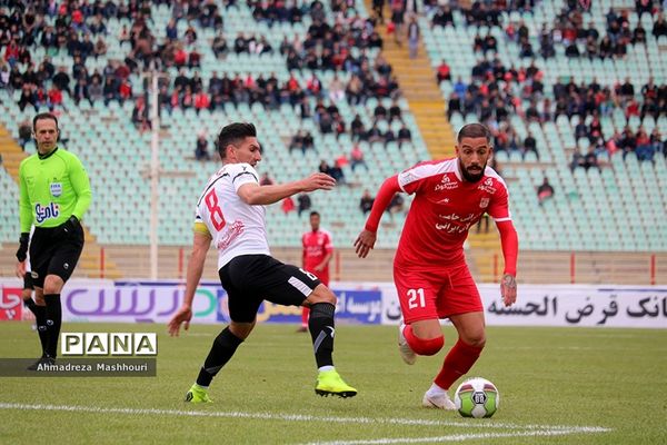 دیدار دو تیم تراکتورسازی تبریز و پدیده مشهد