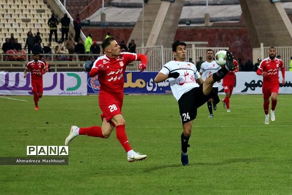 دیدار دو تیم تراکتورسازی تبریز و پدیده مشهد