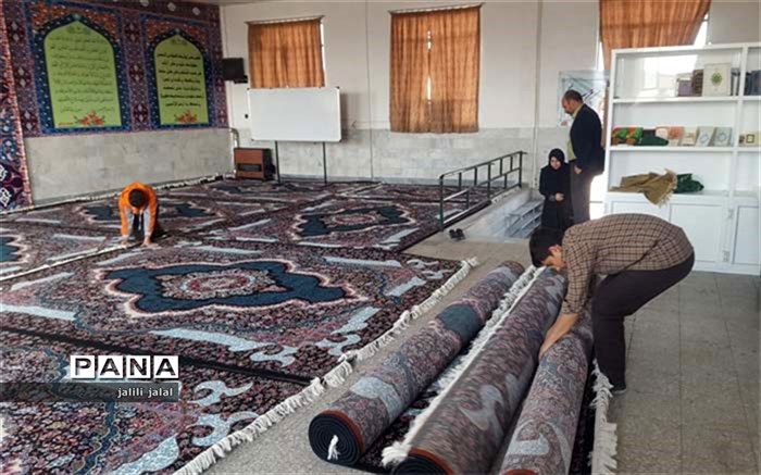 بانوی کارآفرین کاشانی 13 قطعه فرش به یک مدرسه اهدا کرد