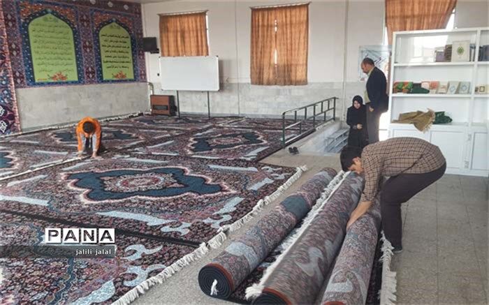 بانوی کارآفرین کاشانی 13 قطعه فرش به یک مدرسه اهدا کرد