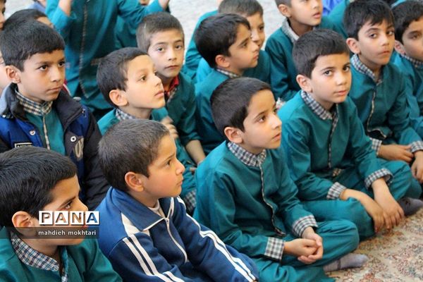 جشنواره سرود در دبستان قرآنی شهید مدرس یزد