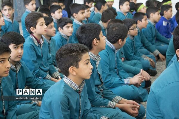 جشنواره سرود در دبستان قرآنی شهید مدرس یزد