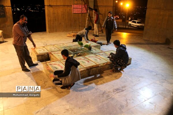 مرمت و نظافت قبور شهدای گمنام کوه خضر به دست جوانان قمی