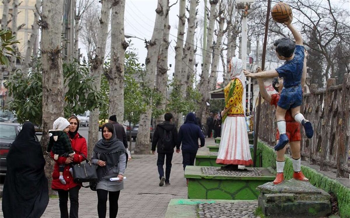 کلبه سنتی در ورودی فومن ساخته می شود