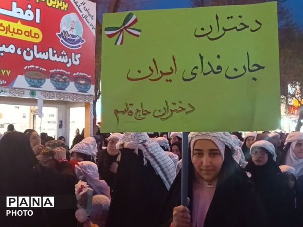 حضور دانش‌آموزان و نوجوانان در راهپیمایی شبانه اردبیل