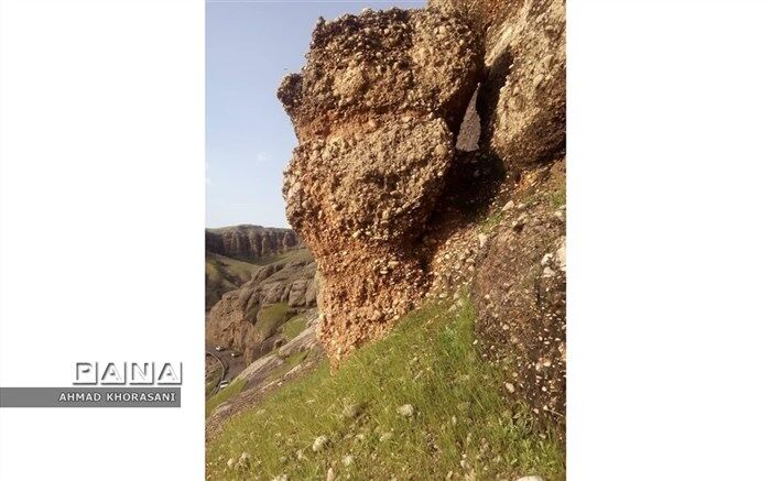 صخره ای در آستانه سقوط و جاده ای در خطر ریزش