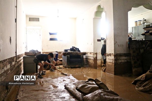 خانه‌تکانی مردم سیل‌زده شیراز در هفتمین روز از نوروز