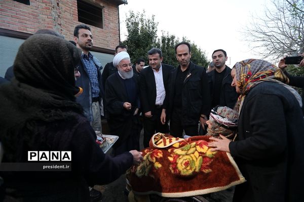 حضور رئیس جمهوری در جمع مردم روستای سیل زده کردخیل مازندران