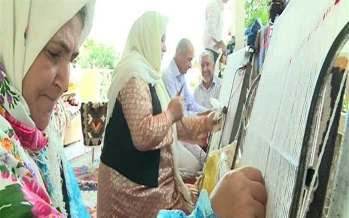 گردشگران نوروزی گیلان صنایع دستی تولید می کنند