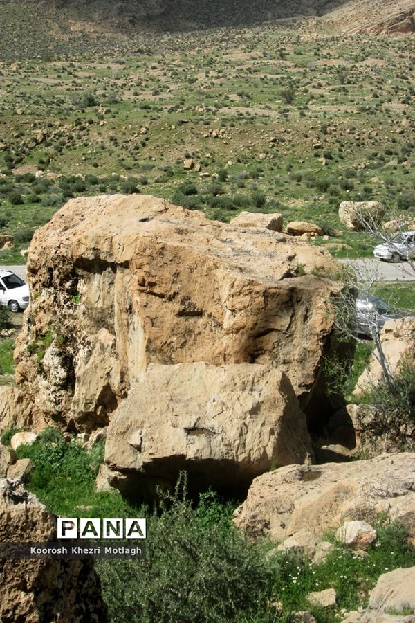 طبیعت آفتابی کازرون و جاده دوان بعد از بارندگی‌های شدید اخیر