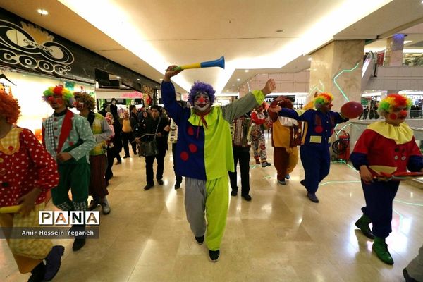 اجرای نمایش شاد دلقک‌ها در مراکز خرید مشهد