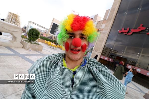 اجرای نمایش شاد دلقک‌ها در مراکز خرید مشهد