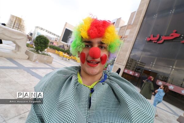 اجرای نمایش شاد دلقک‌ها در مراکز خرید مشهد