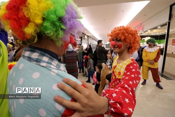 اجرای نمایش شاد دلقک‌ها در مراکز خرید مشهد