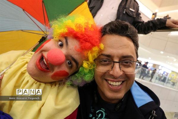 اجرای نمایش شاد دلقک‌ها در مراکز خرید مشهد