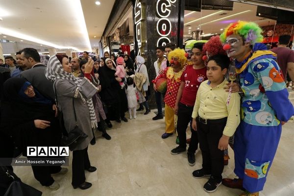 اجرای نمایش شاد دلقک‌ها در مراکز خرید مشهد