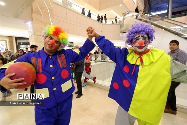 اجرای نمایش شاد دلقک‌ها در مراکز خرید مشهد
