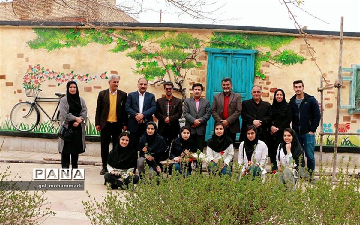 استفاده از ظرفیت هنرمندان بومی  کاشمر و معرفی مفاخر و نمادهای شهرستان از سیاست های شورا وشهرداری است
