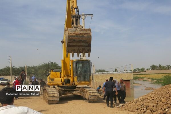 تلاش اهالی روستای ملیحان اهواز برای ترمیم سیل بند