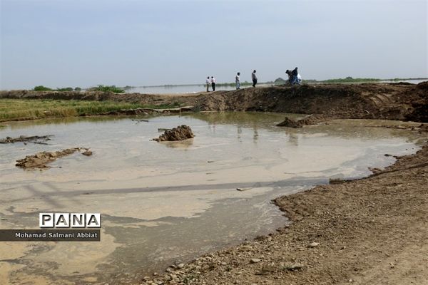 تلاش اهالی روستای ملیحان اهواز برای ترمیم سیل بند