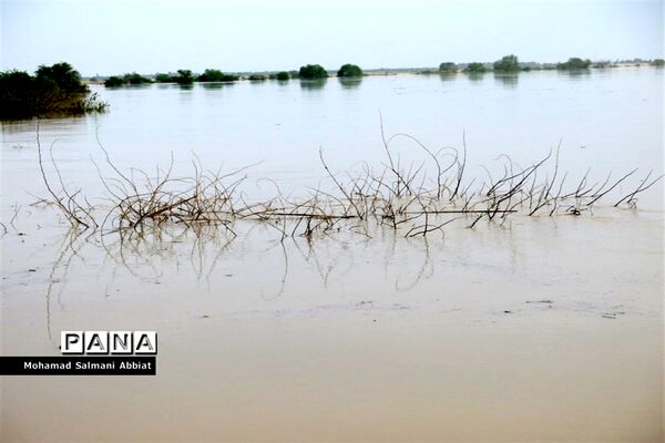تلاش اهالی روستای ملیحان اهواز برای ترمیم سیل بند