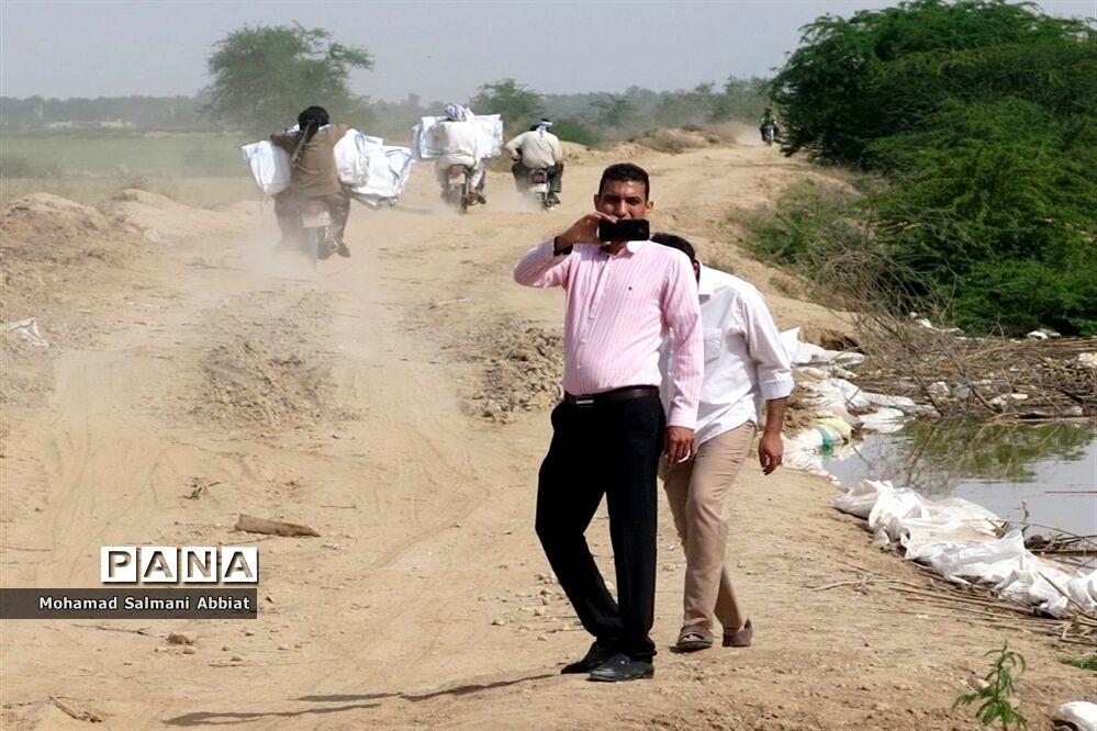 تلاش اهالی روستای ملیحان اهواز برای ترمیم سیل بند