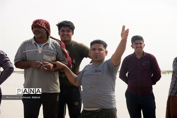 تلاش اهالی روستای ملیحان اهواز برای ترمیم سیل بند