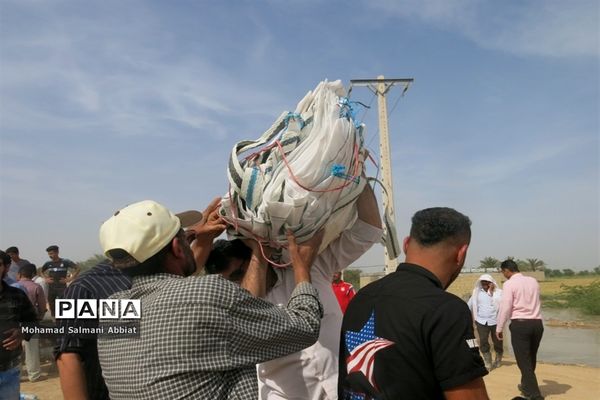 تلاش اهالی روستای ملیحان اهواز برای ترمیم سیل بند