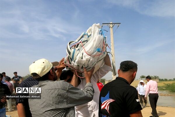 تلاش اهالی روستای ملیحان اهواز برای ترمیم سیل بند