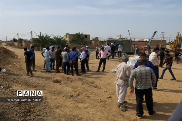 تلاش اهالی روستای ملیحان اهواز برای ترمیم سیل بند