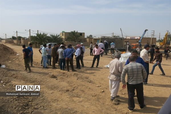 تلاش اهالی روستای ملیحان اهواز برای ترمیم سیل بند
