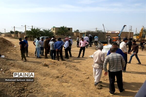 تلاش اهالی روستای ملیحان اهواز برای ترمیم سیل بند