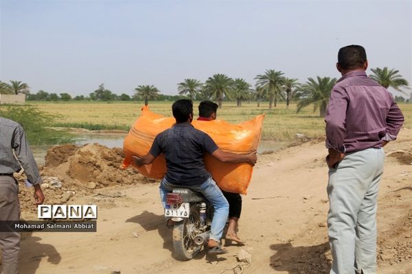 تلاش اهالی روستای ملیحان اهواز برای ترمیم سیل بند