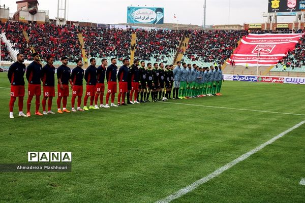 دیدار تیم های تراکتورسازی و صنعت نفت آبادان