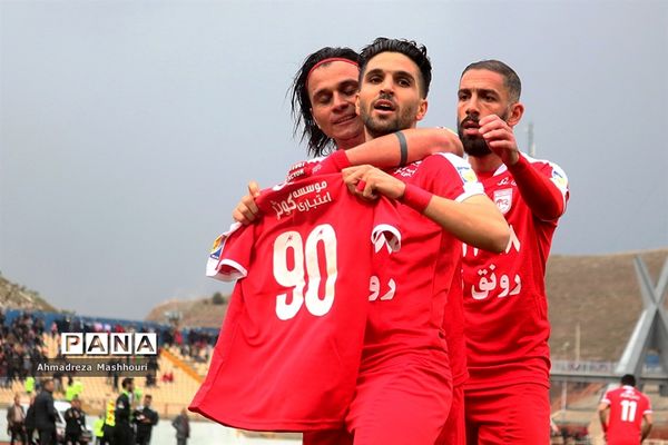 دیدار تیم های تراکتورسازی و صنعت نفت آبادان