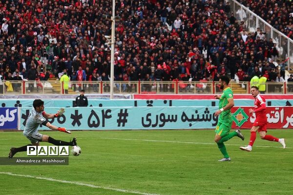 دیدار تیم های تراکتورسازی و صنعت نفت آبادان