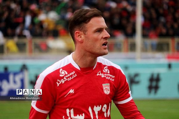 دیدار تیم های تراکتورسازی و صنعت نفت آبادان