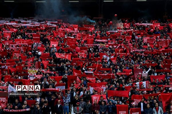 دیدار تیم های تراکتورسازی و صنعت نفت آبادان