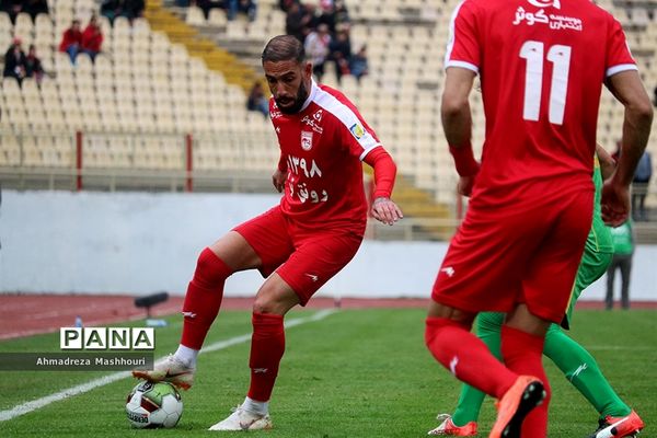 دیدار تیم های تراکتورسازی و صنعت نفت آبادان