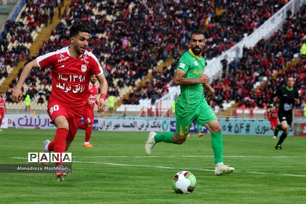 دیدار تیم های تراکتورسازی و صنعت نفت آبادان