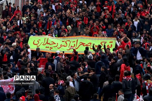 دیدار تیم های تراکتورسازی و صنعت نفت آبادان