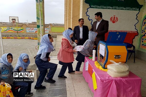 همدلی  دانش‌آموزان دبستان مائده منطقه خزل با هموطنان سیل زده