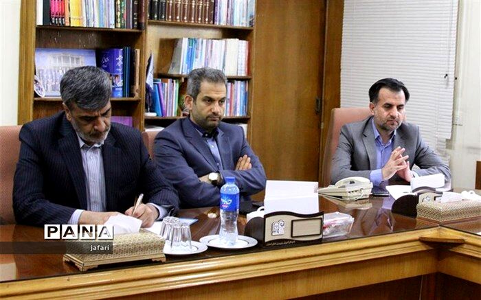 مدیرکل آموزش و پرورش اصفهان:انشاءالله بتوانیم در سایه همدلی و همراهی کمک شایانی به سیل زدگان استان خوزستان به ویژه دانش آموزان داشته باشیم