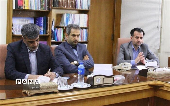 مدیرکل آموزش و پرورش اصفهان:انشاءالله بتوانیم در سایه همدلی و همراهی کمک شایانی به سیل زدگان استان خوزستان به ویژه دانش آموزان داشته باشیم