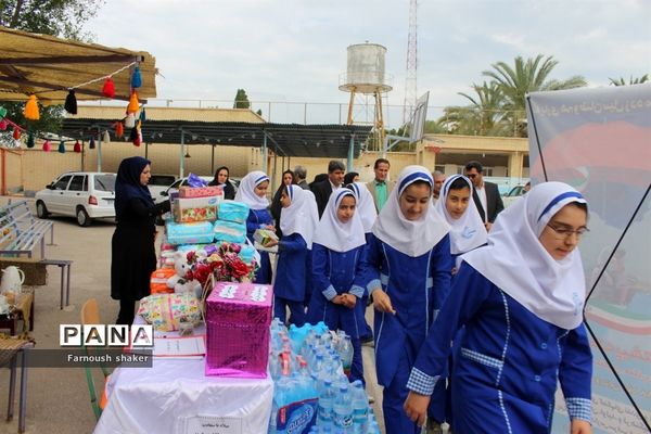 مدرسه مصلحیان شهرستان بوشهر کمک به سیل زدگان