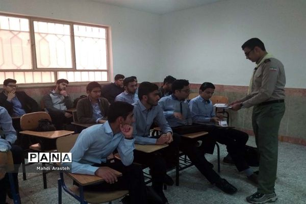 توزیع سیصد پاکت دریافت کمک‌های نقدی اولیا و دانش‌آموزان هنرستان البرز به سیل‌زدگان