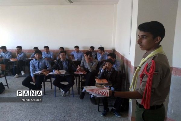 توزیع سیصد پاکت دریافت کمک‌های نقدی اولیا و دانش‌آموزان هنرستان البرز به سیل‌زدگان