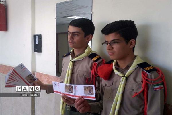 توزیع سیصد پاکت دریافت کمک‌های نقدی اولیا و دانش‌آموزان هنرستان البرز به سیل‌زدگان