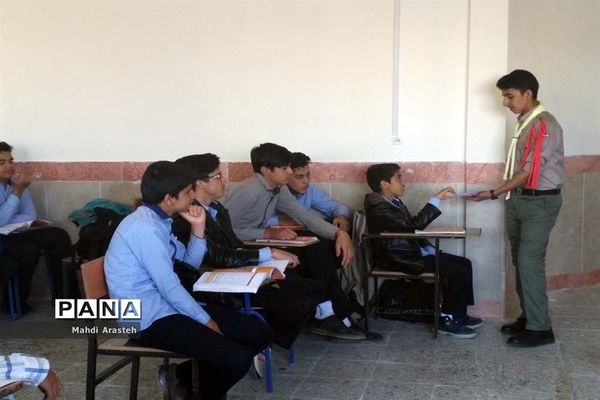 توزیع سیصد پاکت دریافت کمک‌های نقدی اولیا و دانش‌آموزان هنرستان البرز به سیل‌زدگان